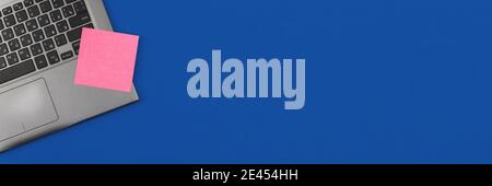 Arbeitsplatz Büro flach Lay Vorlage und Mockup mit Laptop-Tastatur und leeres Blatt Papier auf einem blauen Hintergrund, Copy Space Foto Stockfoto