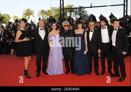 Penelope Cruz und Regisseur Pedro Almodovar mit allen Darstellern kommen zur Vorführung von 'Los Abrazos Rotos' während des 62. Filmfestivals von Cannes im Palais des Festivals in Cannes, Frankreich am 19. Mai 2009. Foto von Nebinger-Orban/ABACAPRESS.COM Stockfoto