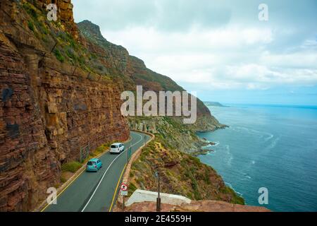 Chapman's Peak - Kapstadt, Südafrika - 19-01-2021 Blick auf die Fahrt vom Chapmans Peak. Lange kurvige Straße, die sich um den Berg schlängelt. Stockfoto