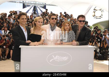 (L-R) Lawrence Bender, Diane Kruger, Brad Pitt, Melanie Laurent und Regisseur Quentin Tarantino bei einer Fotowand für den Film "Inglourious Basterds", der am 20. Mai 2009 im Palais des Festivals während der 62. Internationalen Filmfestspiele von Cannes in Cannes, Frankreich, stattfand. Foto von Nebinger-Orban/ABACAPRESS.COM Stockfoto