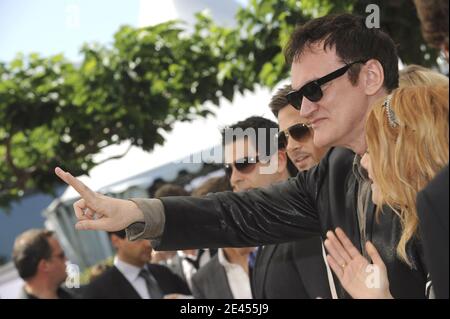 (L-R) Lawrence Bender, Brad Pitt, Regisseur Quentin Tarantino und Melanie Laurent bei einer Fotowand für den Film "Inglourious Basterds", der am 20. Mai 2009 im Palais des Festivals während der 62. Internationalen Filmfestspiele von Cannes in Cannes, Frankreich, stattfand. Foto von Nebinger-Orban/ABACAPRESS.COM Stockfoto