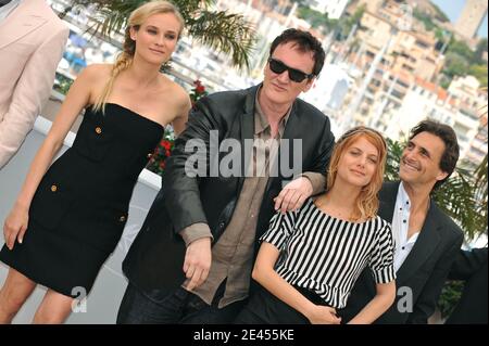 (L-R) Diane Kruger, Regisseur Quentin Tarantino, Melanie Laurent und Lawrence Bender bei einer Fotowand für den Film "Inglourious Basterds", der am 20. Mai 2009 im Palais des Festivals während der 62. Internationalen Filmfestspiele von Cannes in Cannes, Frankreich, stattfand. Foto von Nebinger-Orban/ABACAPRESS.COM Stockfoto