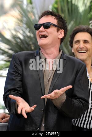 Quentin Tarantino posiert bei einer Fotoschau für den Film "Inglourious Basterds", der am 20. Mai 2009 im Palais des Festivals während des 62. Internationalen Filmfestivals von Cannes in Cannes, Frankreich, stattfand. Foto von Lionel Hahn/ABACAPRESS.COM Stockfoto