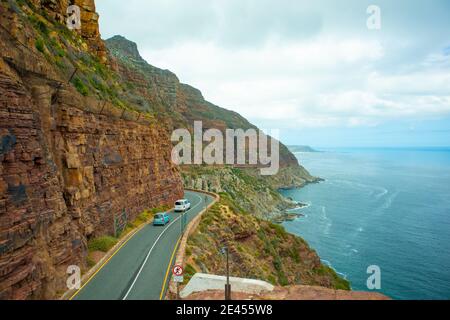 Chapman's Peak - Kapstadt, Südafrika - 19-01-2021 Blick auf die Fahrt vom Chapmans Peak. Lange kurvige Straße, die sich um den Berg schlängelt. Stockfoto