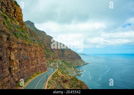 Chapman's Peak - Kapstadt, Südafrika - 19-01-2021 Blick auf die Fahrt vom Chapmans Peak. Lange kurvige Straße, die sich um den Berg schlängelt. Stockfoto