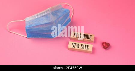 Bleiben Sie zu Hause und sicher valentinstag Thema Konzept Banner Mit einem roten Herzen und medizinische Maske Foto Stockfoto