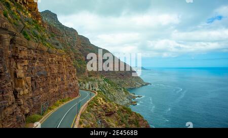 Chapman's Peak - Kapstadt, Südafrika - 19-01-2021 Blick auf die Fahrt vom Chapmans Peak. Lange kurvige Straße, die sich um den Berg schlängelt. Stockfoto