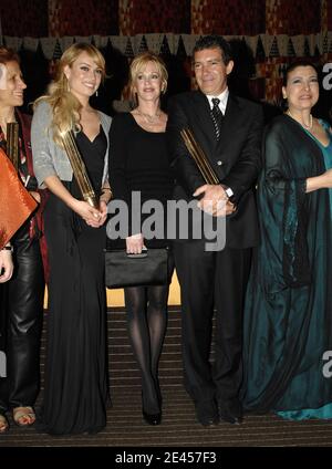 (L-R) Preisträgerin Patricia Conde, Melanie Griffith und Preisträgerin Antonio Banderas posieren während der 5. Jährlichen "Women Together Awards", die am 20. Mai 2009 im Hauptsitz der Vereinten Nationen in New York City, NY, USA, stattfinden. Die Women Together Awards werden jährlich an herausragende Personen vergeben, deren persönliche und berufliche Bemühungen sie zu Symbolen, Ikonen und Beispielen für jüngere Generationen gemacht haben. Foto von Antoine CAU/ABACAPRESS.COM Stockfoto