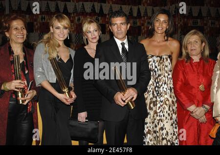 (L-R) Preisträgerin Patricia Conde, Melanie Griffith, Preisträgerin Antonio Banderas und die spanische Schauspielerin Mar Flores posieren während der 5. Jährlichen "Women Together Awards", die am 20. Mai 2009 im Hauptsitz der Vereinten Nationen in New York City, NY, USA, stattfinden. Die Women Together Awards werden jährlich an herausragende Personen vergeben, deren persönliche und berufliche Bemühungen sie zu Symbolen, Ikonen und Beispielen für jüngere Generationen gemacht haben. Foto von Antoine CAU/ABACAPRESS.COM Stockfoto