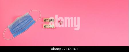 Bleiben Sie zu Hause und sicher valentinstag Thema Konzept Banner Mit einem roten Herzen und medizinische Maske Foto Stockfoto
