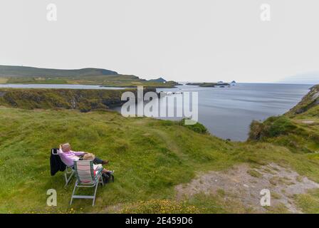 Pärchen genießen die Aussicht an der Küste von Kerry. Irland Stockfoto