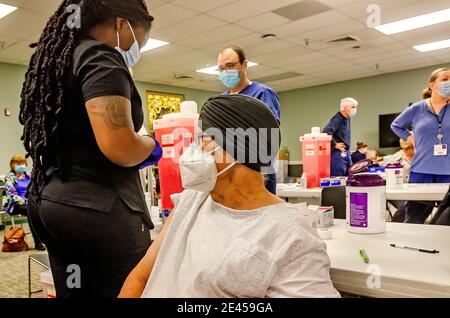 Ein älterer Bürger wartet, während sich ein medizinisches Fachpersonal auf die Verabreichung der ersten Dosis des COVID-19-Impfstoffs von Pfizer-BioNTech in Mobile, Alabama, vorbereitet. Stockfoto