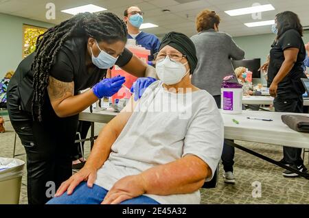 Eine 74-jährige Frau erhält die erste Dosis des COVID-19-Impfstoffs von Pfizer-BioNTech im Providence Hospital, 21. Januar 2021, in Mobile, Alabama. Stockfoto