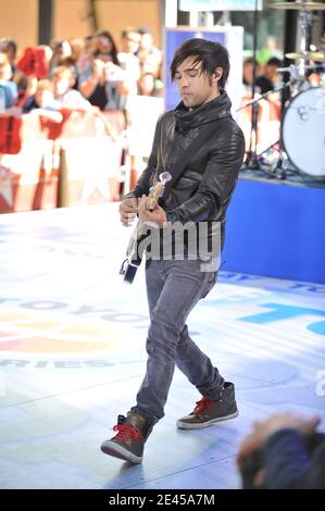 Der Musiker Pete Wentz von Fall Out Boy tritt am 22. Mai 2009 bei NBC's "Today" Show Concert Series auf dem Rockefeller Plaza in New York City, NY, USA auf. Foto von Gregorio Binuya/ABACAPRESS.COM Stockfoto