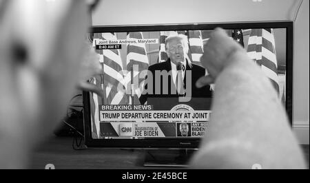 Paris, Frankreich - 20. Jan 2021: POV Frau Finger nach unten auf lcd tv die Nachrichten von CNN mit Donald Trump Abfahrt Zeremonie in Joint Base Andrews Stockfoto