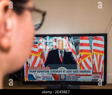 Paris, Frankreich - 20. Jan 2021: POV-Frau schaut auf lcd-tv die Nachrichten von CNN mit Donald Trump Abfahrt Zeremonie in Joint Base Andrews Stockfoto