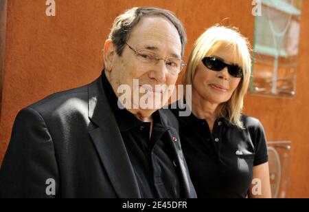 Robert Hossein und Candice Patou nehmen am 2009 25. Mai 2009 an den French Tennis Open in der Roland Garros Arena in Paris, Frankreich, Teil. Foto von Christophe Guibbaud/ABACAPRESS.COM Stockfoto