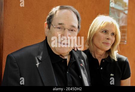 Robert Hossein und Candice Patou nehmen am 2009 25. Mai 2009 an den French Tennis Open in der Roland Garros Arena in Paris, Frankreich, Teil. Foto von Christophe Guibbaud/ABACAPRESS.COM Stockfoto