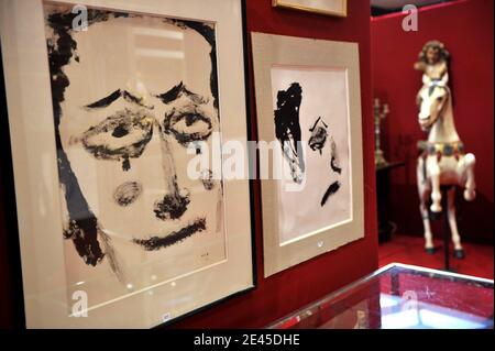 "Die Habseligkeiten des französischen Pantomimen-Künstlers Marcel Marceau werden am 26. Mai 2009 bei Drouot in Paris versteigert. Ein Pariser Gericht ordnete die Versteigerung an, die Schulden von Marceau abzuzahlen, der sein Geld in Theaterproduktionen gepumpt und vor seinem Tod im Jahr 2007 im Alter von 84 Jahren bankrott gegangen war. Doch Marceau wollte, dass der französische Staat seine Besitztümer bewahrt und sein Haus in einen kulturellen Raum für Trupps aus aller Welt verwandelt. Michael Jackson borgte sich seinen berühmten 'Moonwalk' aus einer Marceau-Skizze, ''Walking Against the Wind''. Foto von Mousse/ABACAPRESS.COM' Stockfoto