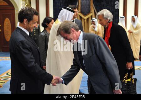 "Der französische Außenminister Bernard Kouchner (Front-R) schüttelt sich die Hände mit dem französischen Präsidenten Nicolas Sarkozy (L), während der Präsident der Emiraten Scheich Khalifa bin Zayed al-Nahayan (Back-L) die Hände mit der französischen Wirtschafts-, Industrie- und Beschäftigungsministerin Christine Lagarde (Back-R) während eines Empfangs im Al-Mushrif-Präsidentenpalast in Abu Dhabi schüttelt, Vereinigte Arabische Emirate am 26. Mai 2009. Frankreichs tricolor Flagge flatterte zum ersten Mal über einer Basis im Golf, als Präsident Nicolas Sarkozy offiziell den militärischen Komplex des "Friedenslagers" in Abu Dhabi eröffnete. Foto von Eric Feferberg/POOL/ABACAPRESS Stockfoto