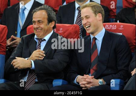 Präsident des Fußballverbands Prinz William (rechts) chattet mit UEFA-Präsident Michel Platini in den Tribünen vor dem UEFA Champion League Finale, Barcelona FC gegen Manchester United am 27. Mai 2009 im Stadio Olimpico in Rom, Italien. Barcelona Gewann 2:0. Foto von Henri Szwarc/ABACAPRESS.COM Stockfoto