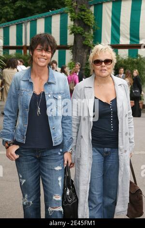 Der französische Humorist Muriel Robin und ihre Freundin Anne kommen am 28. Mai 2009 im VIP-Bereich 'Le Village' während der French Tennis Open 2009 in der Roland Garros Arena in Paris an. Foto von Gorassini-Guignebourg/ABACAPRESS.COM Stockfoto