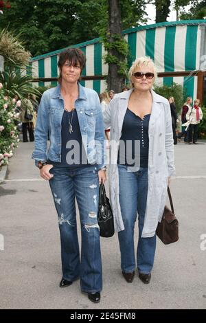 Der französische Humorist Muriel Robin und ihre Freundin Anne kommen am 28. Mai 2009 im VIP-Bereich 'Le Village' während der French Tennis Open 2009 in der Roland Garros Arena in Paris an. Foto von Gorassini-Guignebourg/ABACAPRESS.COM Stockfoto