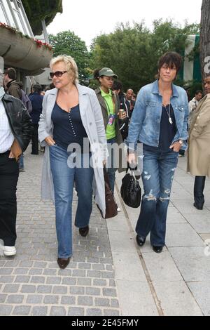 Der französische Humorist Muriel Robin und ihre Freundin Anne kommen am 28. Mai 2009 im VIP-Bereich 'Le Village' während der French Tennis Open 2009 in der Roland Garros Arena in Paris an. Foto von Gorassini-Guignebourg/ABACAPRESS.COM Stockfoto