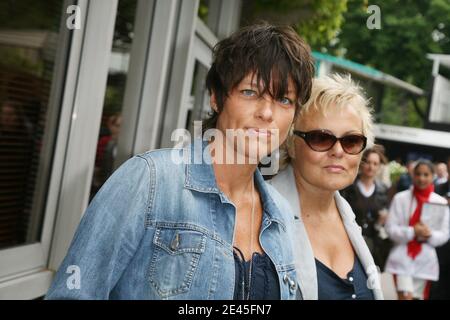 Der französische Humorist Muriel Robin und ihre Freundin Anne kommen am 28. Mai 2009 im VIP-Bereich 'Le Village' während der French Tennis Open 2009 in der Roland Garros Arena in Paris an. Foto von Gorassini-Guignebourg/ABACAPRESS.COM Stockfoto