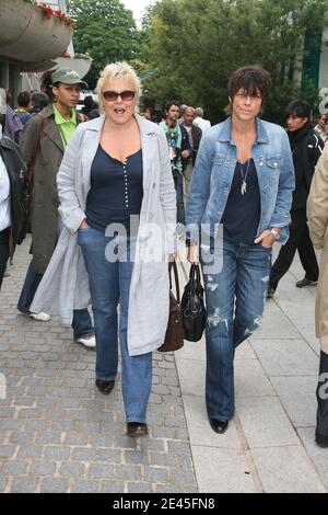 Der französische Humorist Muriel Robin und ihre Freundin Anne kommen am 28. Mai 2009 im VIP-Bereich 'Le Village' während der French Tennis Open 2009 in der Roland Garros Arena in Paris an. Foto von Gorassini-Guignebourg/ABACAPRESS.COM Stockfoto