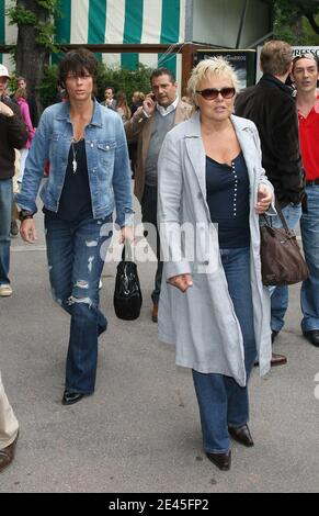 Der französische Humorist Muriel Robin und ihre Freundin Anne kommen am 28. Mai 2009 im VIP-Bereich 'Le Village' während der French Tennis Open 2009 in der Roland Garros Arena in Paris an. Foto von Gorassini-Guignebourg/ABACAPRESS.COM Stockfoto