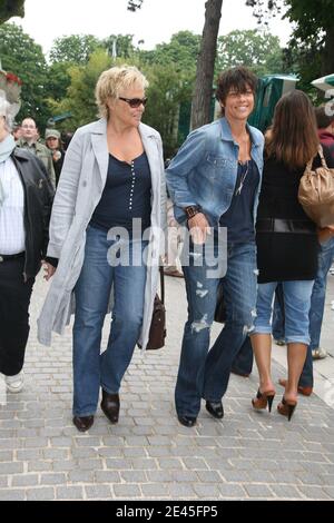 Der französische Humorist Muriel Robin und ihre Freundin Anne kommen am 28. Mai 2009 im VIP-Bereich 'Le Village' während der French Tennis Open 2009 in der Roland Garros Arena in Paris an. Foto von Gorassini-Guignebourg/ABACAPRESS.COM Stockfoto