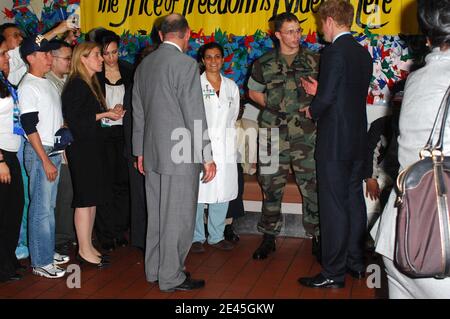 S.H. Prinz Harry besucht am 29. Mai 2009 ein Mitglied der Marine, Veteranen und Krankenhauspersonal im Veterans Affairs Medical Center in New York City, USA. Prinz Harry ist auf einer 36-stündigen offiziellen Reise nach New York City, die am Samstagnachmittag endet. Er gibt heute für offizielle Aufgaben aus, zahlt seinen Respekt bei Ground Zero, besucht ein Veteranenkrankenhaus und nennt die British Gardens. Morgen wird er an einem Polospiel teilnehmen, das seine Wohltätigkeitsorganisation Sentebale unterstützt. Der Prinz besucht die Staaten nur zum zweiten Mal, da der erste ein privater Besuch war, als er ein Kind war. Foto von G Stockfoto