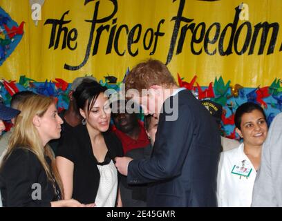 S.H. Prinz Harry besucht am 29. Mai 2009 Veteranen und Krankenhauspersonal im Veterans Affairs Medical Center in New York City, USA. Prinz Harry ist auf einer 36-stündigen offiziellen Reise nach New York City, die am Samstagnachmittag endet. Er gibt heute für offizielle Aufgaben aus, zahlt seinen Respekt bei Ground Zero, besucht ein Veteranenkrankenhaus und nennt die British Gardens. Morgen wird er an einem Polospiel teilnehmen, das seine Wohltätigkeitsorganisation Sentebale unterstützt. Der Prinz besucht die Staaten nur zum zweiten Mal, da der erste ein privater Besuch war, als er ein Kind war. Foto von Gregorio Binuya/ABACAPRE Stockfoto