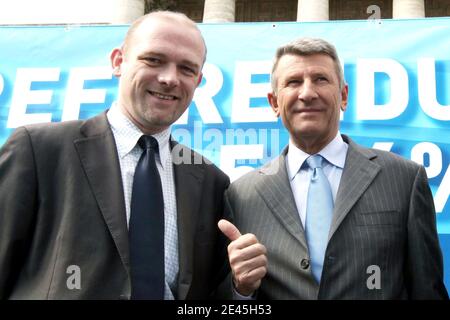 Jerome Riviere, französischer Libertas (DVD) Spitzenkandidat für die Region Ile-de-France (einschließlich Paris und Großraum Paris), Präsident der französischen rechtsextremen Bewegung für Frankreich (MPF) Philippe de Villiers und französischer CPNT (Jagd, Fischerei, Natur und Tradition) Parteipräsident Frederic Nihous posieren während der Präsentation, Vor der französischen Nationalversammlung am 29. Mai 2009 in Paris, Frankreich, von 'Libertas', ihrer gemeinsamen Liste (MPF und CPNT) für die Europawahl am 2009. Mai 29 2009 in Paris. Die EU-Wahlen finden vom 4. Bis 7. Juni im gesamten Block der 27 Nationen und am 7. Juni 2009 in Frankreich statt. P Stockfoto