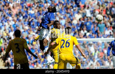 Chelseas Michael Essien kämpft am 30. Mai 2009 im Wembley Stadium in London gegen Evertons Louis Saha im FA Cup Soccer Match, Final, Chelsea gegen Everton. Chelse gewann 2-1. Foto von Henri Szwarc/ABACAPRESS.COM Stockfoto