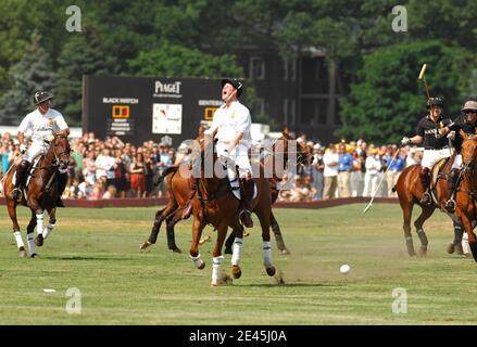 Prince Harry spielt für das Sentebale Polo Team gegen das Blackwatch Team während des 2009 verve Clicquot Manhattan Polo Classic auf Governor's Island in New York City, USA am März 2009. Prinz Harry ist auf einer 36-stündigen offiziellen Reise nach New York City und endet am Samstagnachmittag. Er verbrachte Freitag mit offiziellen Pflichten, zahlte seinen Respekt bei Ground Zero, besuchte ein Veteranenkrankenhaus und nannte die British Gardens. Heute wird er an einem Polospiel teilnehmen, das seine Wohltätigkeitsorganisation Sentebale unterstützt. Dies ist das zweite Mal, dass der Prinz die Staaten besucht hat, das erste war ein privater Besuch als Kind Stockfoto