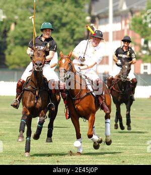 Prince Harry spielt für das Sentebale Polo Team gegen das Blackwatch Team während des 2009 verve Clicquot Manhattan Polo Classic auf Governor's Island in New York City, USA am März 2009. Prinz Harry ist auf einer 36-stündigen offiziellen Reise nach New York City und endet am Samstagnachmittag. Er verbrachte Freitag mit offiziellen Pflichten, zahlte seinen Respekt bei Ground Zero, besuchte ein Veteranenkrankenhaus und nannte die British Gardens. Heute wird er an einem Polospiel teilnehmen, das seine Wohltätigkeitsorganisation Sentebale unterstützt. Dies ist das zweite Mal, dass der Prinz die Staaten besucht hat, das erste war ein privater Besuch als Kind Stockfoto