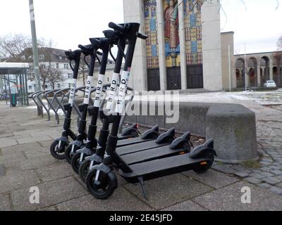 FRANKFURT, DEUTSCHLAND - 14. Jan 2021: E-Scooter-Parkplatz vor der Frauenriedenskirche an der gleichnamigen Straßenbahnhaltestelle. Stockfoto