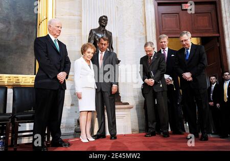 House Minority Leader Rep. John Boehner, ehemalige US First Lady Nancy Reagan, Mehrheitsführer Harry Reid (3rd-R), Fred Ryan (2nd-R), Vorsitzender des Kuratoriums, Ronald Reagan Presidential Foundation, Senate Minority Leader Mitch McConnell und James Baker (L), Wer war Reagans Stabschef stehen für die Segnung, nach der Enthüllung einer Statue ihres Mannes, Präsident Ronald Reagan am 3. Juni 2009 während der Zeremonien in der Rotunde auf dem Capitol Hill in Washington, DC. USA die Reagan-Statue wird Teil der National Statuary Hall Collection, die aus gespendeten Statuen besteht Stockfoto