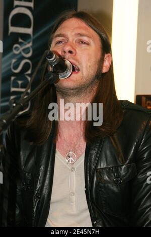 Tom Meighan von der britischen Band Kasabian bei einem Showcase, der am 3. Juni 2009 im 'Sony Style' Store in Paris, Frankreich, stattfand. Foto von Denis Guignebourg/ABACAPRESS.COM Stockfoto