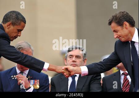 US-Präsident Barack Obama, der britische Prinz Charles, der britische Premierminister Gordon Brown, der kanadische Premierminister Stephen Harper und der französische Präsident Nicolas Sarkozy nehmen am 6. Juni 2009 am 65. Jahrestag des D-Day auf dem amerikanischen Friedhof der Normandie in Colleville-sur-Mer, Normandie, Frankreich, Teil. Foto von Nicolas Gouhier/ABACAPRESS.COM Stockfoto