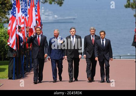 Präsident Barack Obama (L) mit (L-R) Prinz Charles, dem britischen Premierminister Gordon Brown, dem kanadischen Premierminister Stephen Harper und dem französischen Präsidenten Nicolas Sarkozy beim Gedenkgottesdienst auf dem amerikanischen Friedhof der Normandie am 6. Juni 2009 in Colleville-sur-Mer, Frankreich. Politische Führer und Veteranen nehmen an dieser internationalen Zeremonie zum Gedenken an den 65. Jahrestag der Landungen des D-Day am 6. Juni 1944 Teil. Foto von Thierry Orban/ABACAPRESS.COM Stockfoto