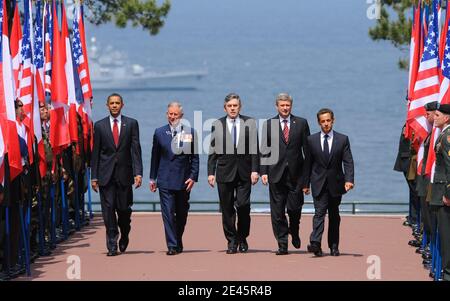 Präsident Barack Obama (L) mit (L-R) Prinz Charles, dem britischen Premierminister Gordon Brown, dem kanadischen Premierminister Stephen Harper und dem französischen Präsidenten Nicolas Sarkozy beim Gedenkgottesdienst auf dem amerikanischen Friedhof der Normandie am 6. Juni 2009 in Colleville-sur-Mer, Frankreich. Politische Führer und Veteranen nehmen an dieser internationalen Zeremonie zum Gedenken an den 65. Jahrestag der Landungen des D-Day am 6. Juni 1944 Teil. Foto von Thierry Orban/ABACAPRESS.COM Stockfoto