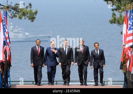 Präsident Barack Obama (L) mit (L-R) Prinz Charles, dem britischen Premierminister Gordon Brown, dem kanadischen Premierminister Stephen Harper und dem französischen Präsidenten Nicolas Sarkozy beim Gedenkgottesdienst auf dem amerikanischen Friedhof der Normandie am 6. Juni 2009 in Colleville-sur-Mer, Frankreich. Politische Führer und Veteranen nehmen an dieser internationalen Zeremonie zum Gedenken an den 65. Jahrestag der Landungen des D-Day am 6. Juni 1944 Teil. Foto von Thierry Orban/ABACAPRESS.COM Stockfoto