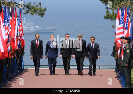 Präsident Barack Obama (L) mit (L-R) Prinz Charles, dem britischen Premierminister Gordon Brown, dem kanadischen Premierminister Stephen Harper und dem französischen Präsidenten Nicolas Sarkozy beim Gedenkgottesdienst auf dem amerikanischen Friedhof der Normandie am 6. Juni 2009 in Colleville-sur-Mer, Frankreich. Politische Führer und Veteranen nehmen an dieser internationalen Zeremonie zum Gedenken an den 65. Jahrestag der Landungen des D-Day am 6. Juni 1944 Teil. Foto von Thierry Orban/ABACAPRESS.COM Stockfoto