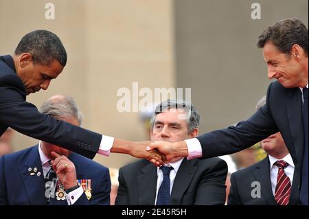 US-Präsident Barack Obama, der britische Prinz Charles, der britische Premierminister Gordon Brown, der kanadische Premierminister Stephen Harper und der französische Präsident Nicolas Sarkozy nehmen am 6. Juni 2009 am 65. Jahrestag des D-Day auf dem amerikanischen Friedhof der Normandie in Colleville-sur-Mer, Normandie, Frankreich, Teil. Foto von Nicolas Gouhier/ABACAPRESS.COM Stockfoto