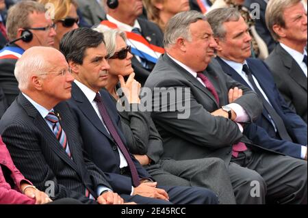 Francois Fillon, Penelope Fillon, Gerard Larcher, Bernard Accoyer, Bernard Kouchner nehmen am 6. Juni 2009 am 65. D-Day-Jubiläum auf dem amerikanischen Friedhof der Normandie in Colleville-sur-Mer, Normandie, Frankreich, Teil. Foto von Thierry Orban/ABACAPRESS.COM Stockfoto