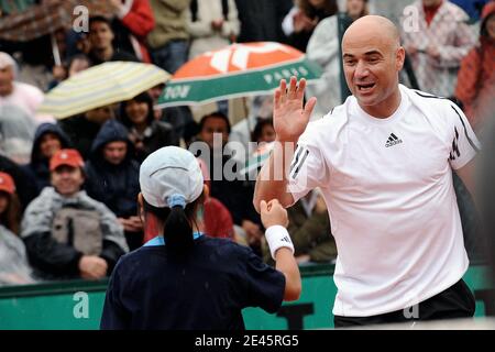 Die ehemalige deutsche Tennisspielerin Steffi Graff posiert mit ihrem Mann, der ehemalige US-Tennisspieler Andre Agassi spielt am 6. Juni 2009 ein Ausstellungsspiel am Rand der French Open im Roland Garros Stadion in Paris, Frankreich. Das Event, das zweite Grand Slam Turnier von 2009, läuft vom 24. Mai bis 7. Juni 2009. Foto von Henri Szwarc/ABACAPRESS.COM Stockfoto