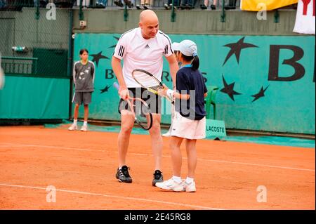 Die ehemalige deutsche Tennisspielerin Steffi Graf posiert mit ihrem Mann, der ehemalige US-Tennisspieler Andre Agassi spielt am 6. Juni 2009 ein Ausstellungsspiel am Rand der French Open im Roland Garros Stadion in Paris, Frankreich. Das Event, das zweite Grand Slam Turnier von 2009, läuft vom 24. Mai bis 7. Juni 2009. Foto von Henri Szwarc/ABACAPRESS.COM Stockfoto
